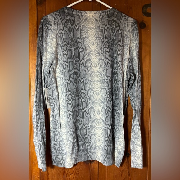 Cotton sweater, long sleeve with grey and cream Aztec or stone print. - Picture 6 of 7